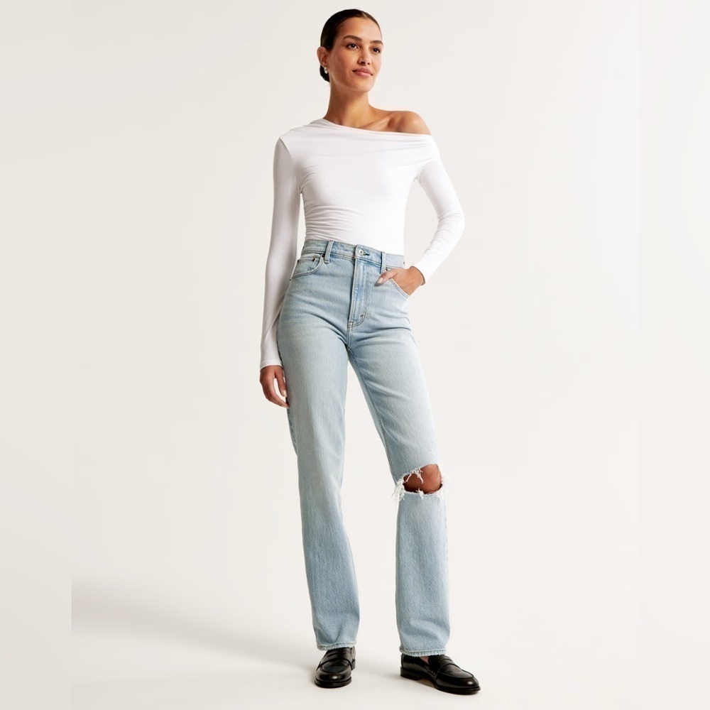 Abercrombie & Fitch Ultra High-Rise 90s Straight Jean - NWT